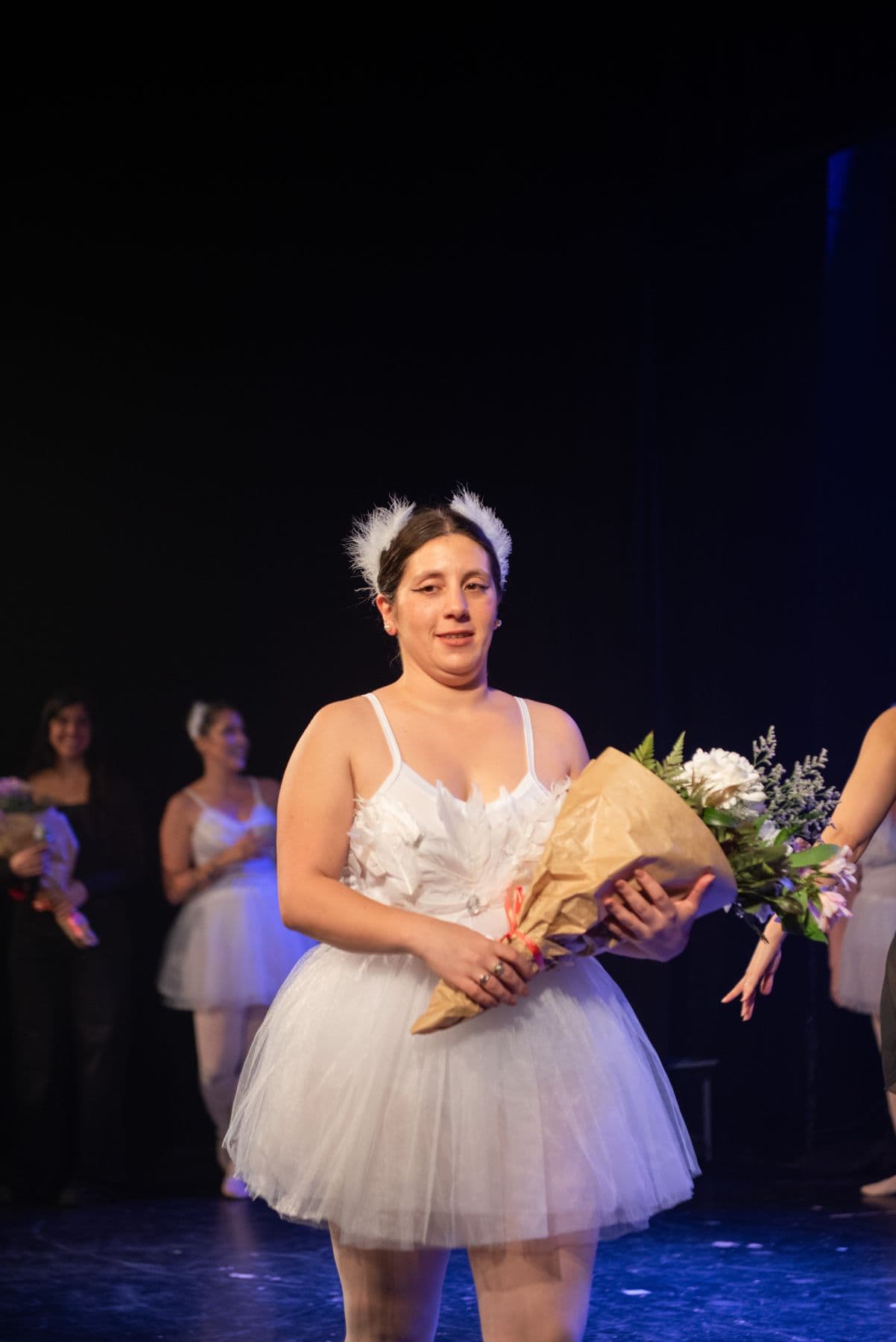 Alumna con ramo de flores después de la muestra