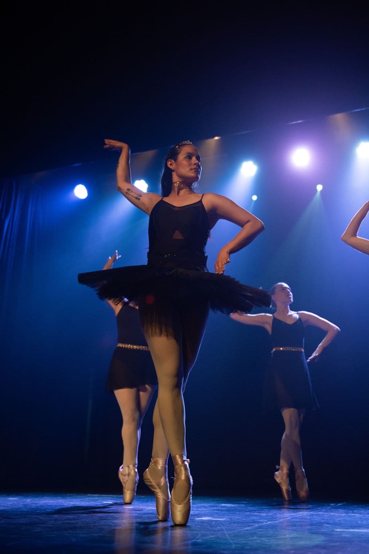 Bailarina de tutú negro en puntas