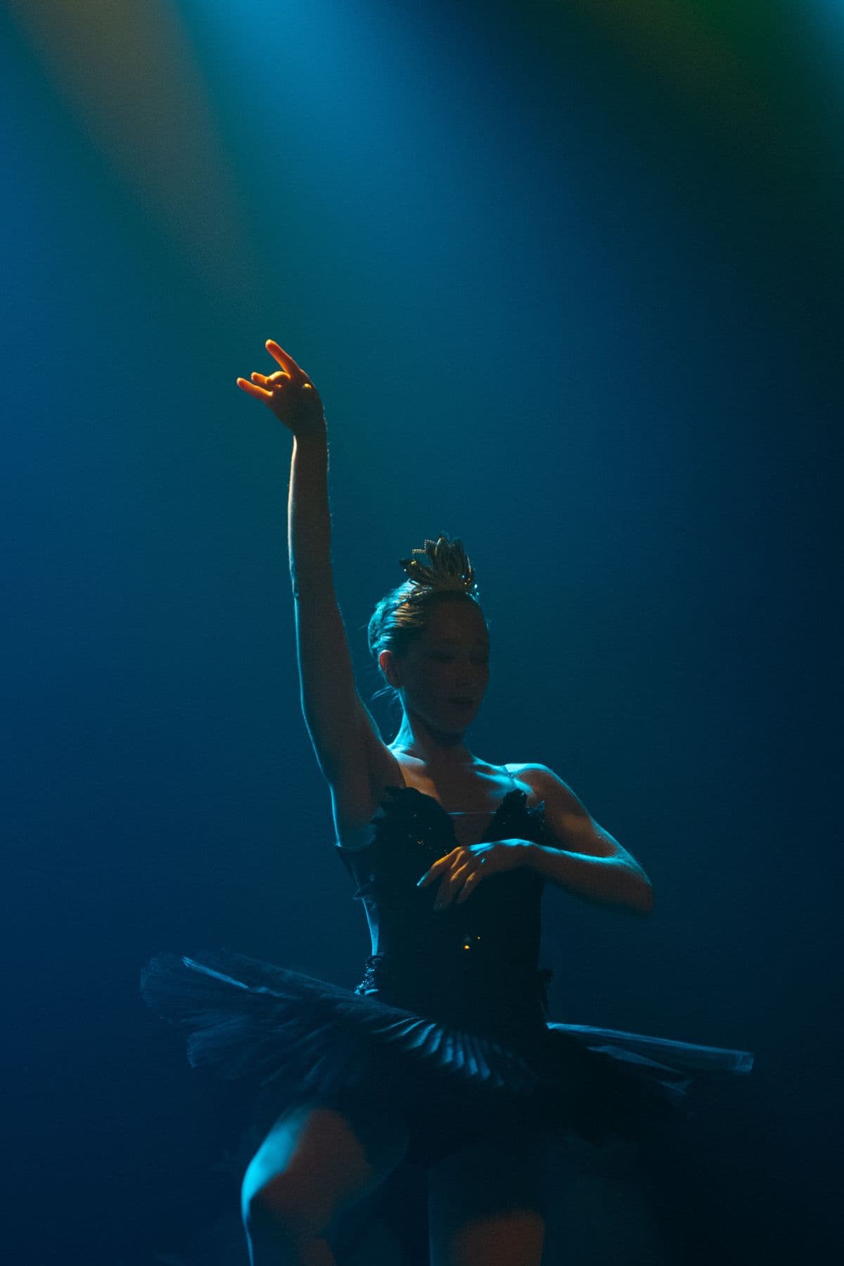 Silueta de bailarina con corona bajo luz azul